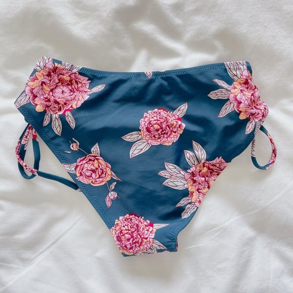 Cupshe bikini bottom low-rise with cheeky coverage tie sides New with tags! - Picture 6 of 10